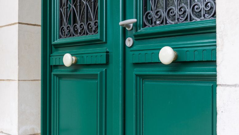 porte d'entrée en bois sur mesure avec reprise de grilles et d'accessoires